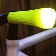 光る自転車用ハンドルグリップ「HueRay！」 ― 夜間の自転車事故を減らしたい