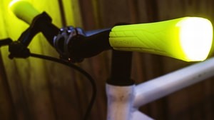 光る自転車用ハンドルグリップ「HueRay！」 ― 夜間の自転車事故を減らしたい