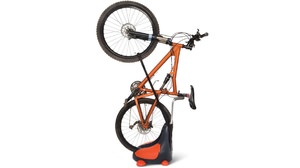 自転車を立てて収納 ― スペースを有効活用する Hammacher Schlemmer の「Upright Bike Stand」