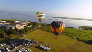 空から琵琶湖を見てみよう --湖岸で「熱気球フライト」が開催されるんじゃ