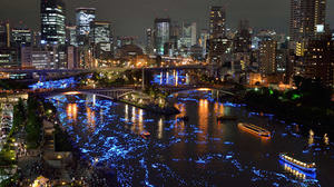 地上に「天の川」が出現--大阪・天満に5万個の青い星を流す「七夕クルーズ」