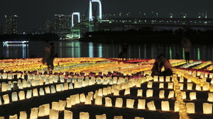夜の港に紙のランプで「地上絵」を描こう-- 東京・お台場で「海の灯祭り」
