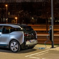 充電スポットがなければ、街灯で充電すればいいじゃない ― BMW による新たな提案「Light ＆ Charge」