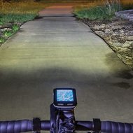 速く走ると遠くを照らす、ガーミンの自転車用ライト「Variaスマートライト」