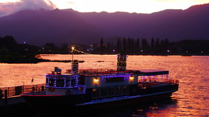 富士山を眺めるサンセットクルーズ--河口湖の遊覧船「アンソレイユ」が運航