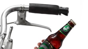 自転車のハンドルを栓抜きにする「Pub Nub（パブノブ）」―これでいつでもビールが飲める!?