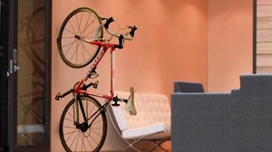 自転車を立てて収納―スペースを有効活用できる自転車用ラック「CLUG」、国内販売開始