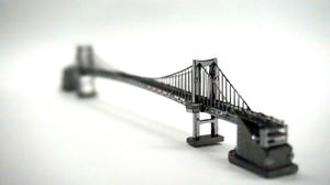 クールなメタルの「レインボーブリッジ」模型―首都高のPAで販売中
