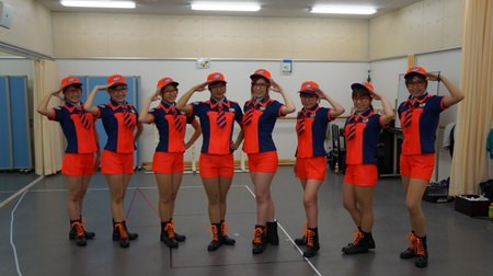 JAF、全員メガネのダンスユニット「マモリーズ」結成、東京モーターショーに登場