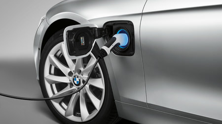 BMWが新しいプラグイン・ハイブリッド・モデル「330e」と「225xe アクティブツアラー」を発表