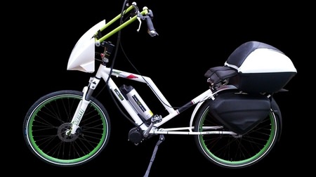 イタリア人が電動アシスト自転車を作ったらこうなった！…「PMZERO」の広告では、なぜかセクシー女性が？
