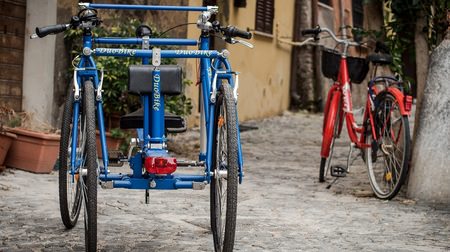 4輪なのに傾いて曲がれる自転車「DuoBike」 ― ある意味、「TRICITY」？