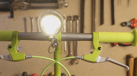 自転車用ライトで、机の上を照らしている気分？ ― 自転車好きのためのデスクライト「Bike Desk Lamp」