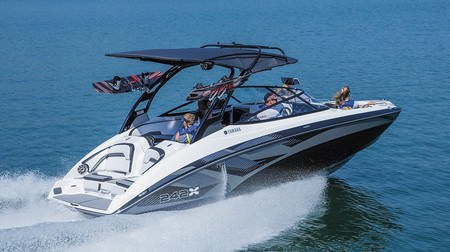 ヤマハ、スポーツボート最上位モデル「242X E-SERIES」発売 － ウェイクボードが楽しめるトーイングボート機能を装備