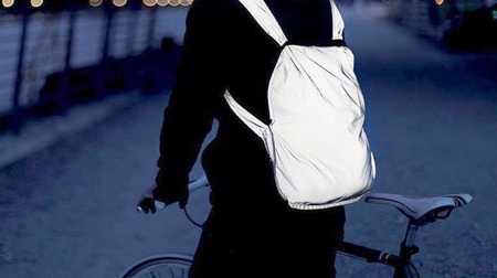 サイクリストの背中に、もっと光を―夜間の自転車事故を減らすバックパック「Reflective Bag & Backpack」
