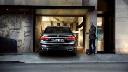 BMW 7シリーズ に量産車初の「リモート・パーキング」機能 -- 車外からの遠隔操作で駐車可能に