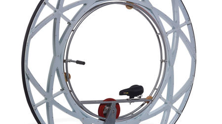 タイヤの中に乗る自転車「Monowheel」－サーフィン感覚で走れる？