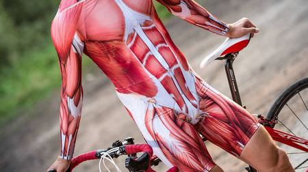 走る人体解剖図「Muscle Cycling Kit（筋肉サイクリングキット）」－何もかも脱ぎ去って、自転車に乗る