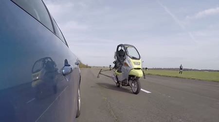 無人のバイクが、クルマを追い抜く－ AB Dynamicsがスクーターの無人運転映像を公開