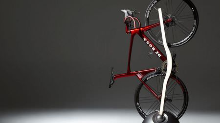 自転車はインテリアだ ― フロアライト付き自転車用ラックVadolibero「Vertik」