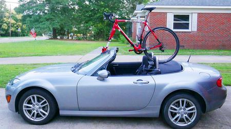 自転車を吸盤でくっつけるサイクルキャリア ― バックパックに入る「KUPPER MOUNT」