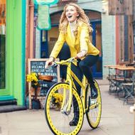 服の色を自転車の色とコーディネート ― パンクしないタイヤを採用した通勤者向けの「Urbanized」