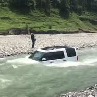 川で洗車したら、こうなった ― 中国人男性のランドローバーが水没