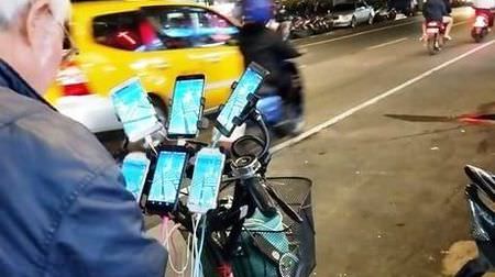 11台のスマートフォンを自転車に取り付けて走る男性、その理由とは？
