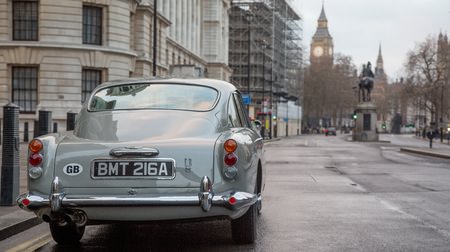 アストンマーティン、映画『007』シリーズに登場するボンドカー「DB5」の復刻版を生産