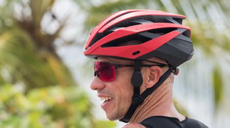 自転車で走りながら、音楽を聴こう ― 骨伝導スピーカー付きのヘルメット、COROS「OMNI」