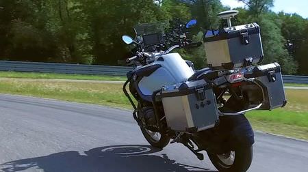 BMWが自動運転バイクのテスト映像を公開