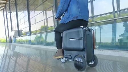 乗って走れるスーツケース「Airwheel SE3」、Makuakeに登場