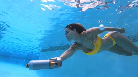 もっと速く泳いでみたい！ － 水中スクーター「LeFeet S1」なら、時速5.6キロでの移動が可能に
