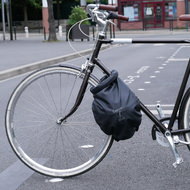 自転車に、ヘルメット用の収納を ― 自転車用ロックの機能も付いたサイクルバッグ「LOXI」
