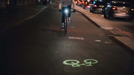 巻き込み事故を減らす自転車用ライトに、ニューモデル「Laserlight Core」登場 ― レーザー光線の特性を活用