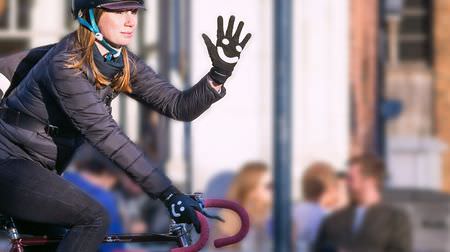 “笑顔”でハンドサインを ― サイクリスト用グローブLoffi「Glove」