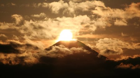 ダイヤモンド富士を見たい！ ― 高尾山から新宿まで座って帰れる「高尾山ハイキング号」運行