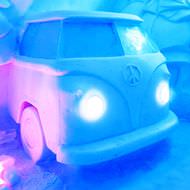 部屋の中に、VWバスの氷像が！－氷でできた「アイスホテル」が今年の部屋を公開