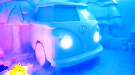 部屋の中に、VWバスの氷像が！－氷でできた「アイスホテル」が今年の部屋を公開