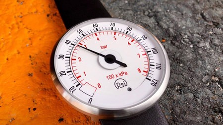 圧力計型の腕時計「PSI Pressure Gauge Watch」