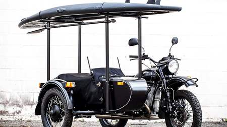 カッコイイ！―SUPを運べるサイドカー付きバイク「URAL TOURIST & BLACKOUT HD BOARD PACKAGE GIVEAWAY」