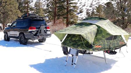 ルーフトップテントを地面に設営可能にするプラットフォーム「Hitch Tent」