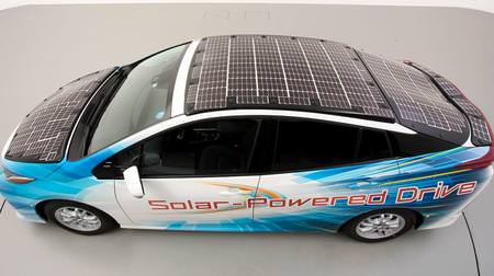 太陽電池で56.3キロ走れるトヨタ「プリウスPHV」―ボンネットにもびっしり太陽電池を装着したテストカー