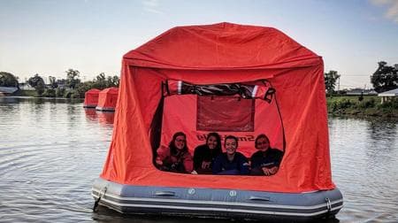 水上で一泊！　水面に設営するテント「Shoal Tent」は“ウォーターベッド”の寝心地