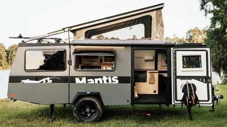 元NASAのエンジニアが開発したキャンピングトレーラーTaxa Outdoors「Mantis」