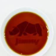 スズキ「ジムニー」ファンにはたまらん小皿「絵柄が浮き出るしょうゆ皿 ジムニー」発売！