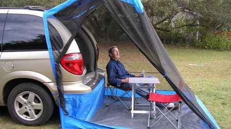 ミニバンやハッチバックをキャンピングカーに － テールゲートを使って設営するテント「TailVeil」