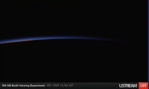 宇宙から見た擬似的な日没  （出典：NASA）