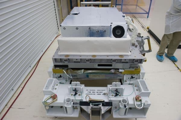 コロンバス外部に取り付ける撮影装置  （出典：NASA）