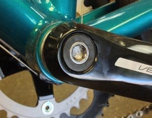 「KwikStand」は、クランク固定ボルトの穴を利用する自転車用スタンド